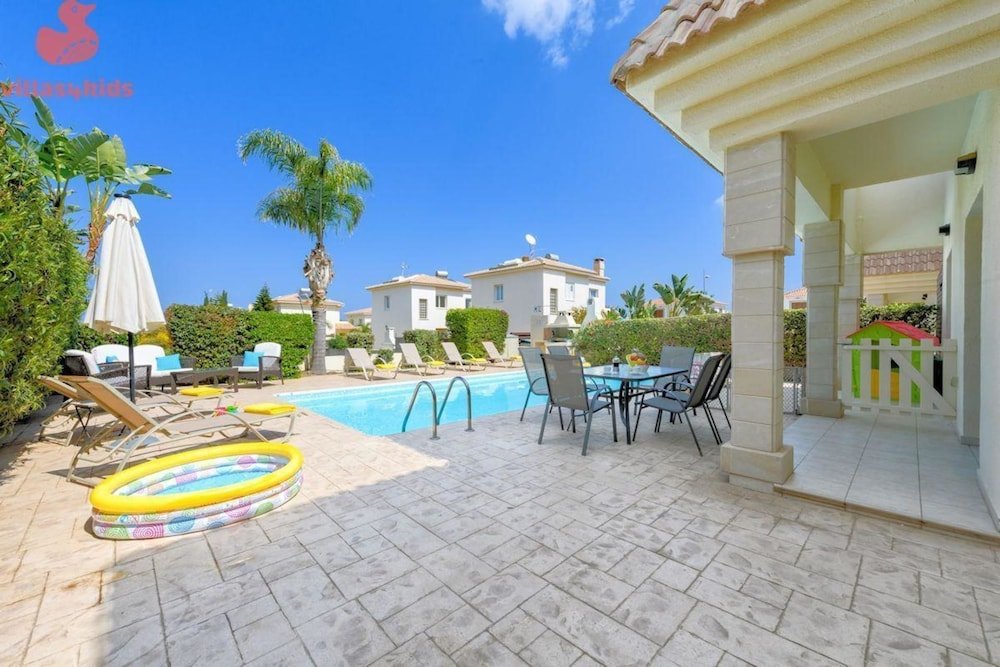 Паралимни: Villa Alexander