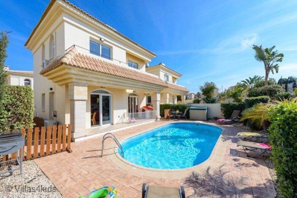 Паралимни: Villa Dorothy