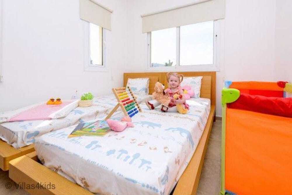 Паралимни: Villa Dorothy