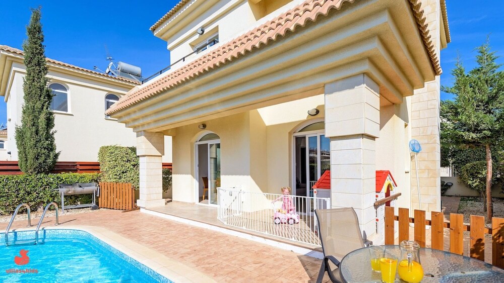 Паралимни: Villa Dorothy