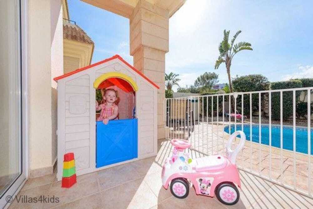 Паралимни: Villa Dorothy