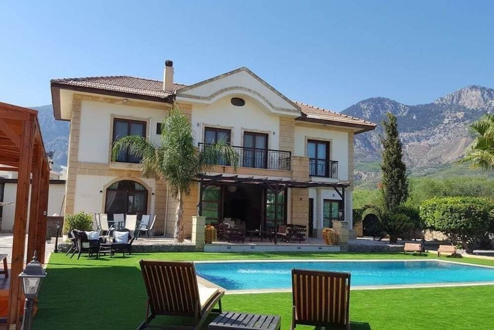 Алсанджак: Stunning Private Villa - Beautiful Gardens & Pool