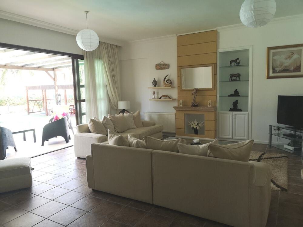 Алсанджак: Stunning Private Villa - Beautiful Gardens & Pool