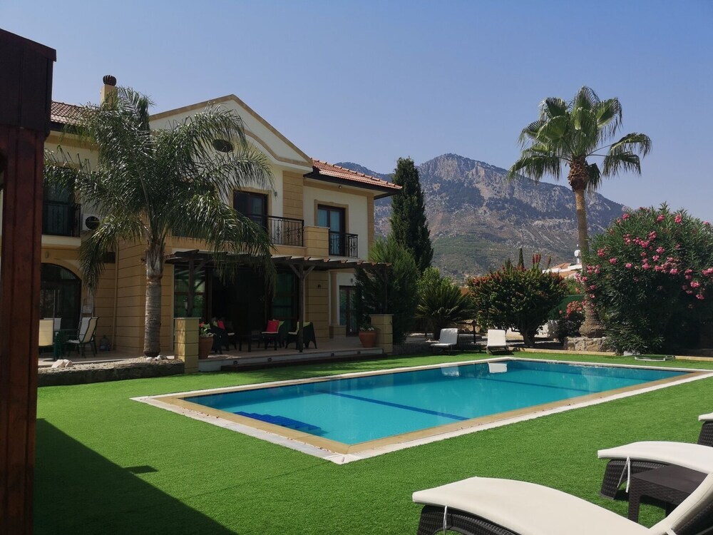 Алсанджак: Stunning Private Villa - Beautiful Gardens & Pool
