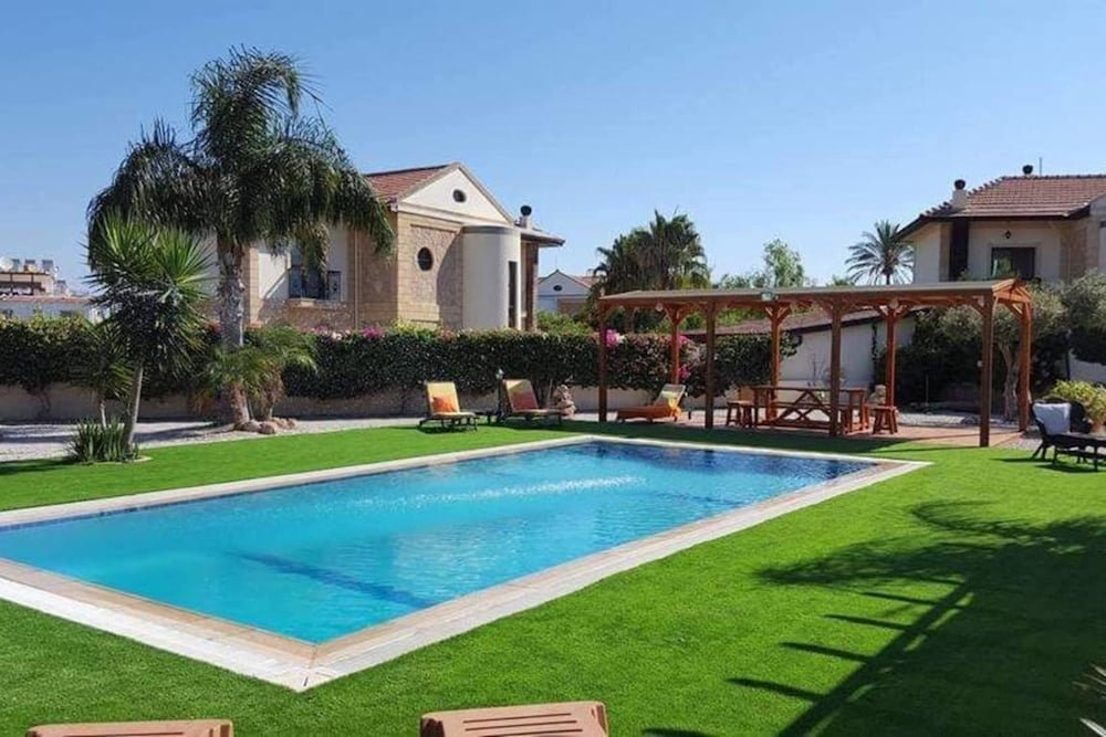 Алсанджак: Stunning Private Villa - Beautiful Gardens & Pool