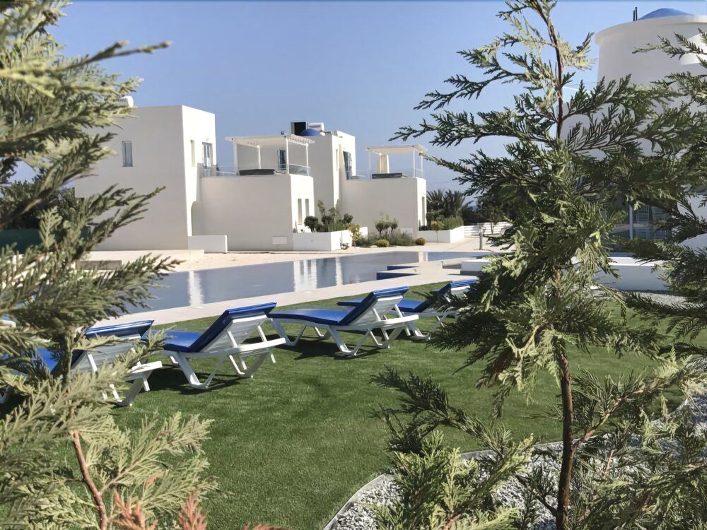 Героскипу: Wavebreeze Villas