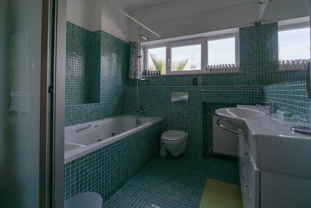 Лимассол: City Center Accomodation For Women - Free Bicycles