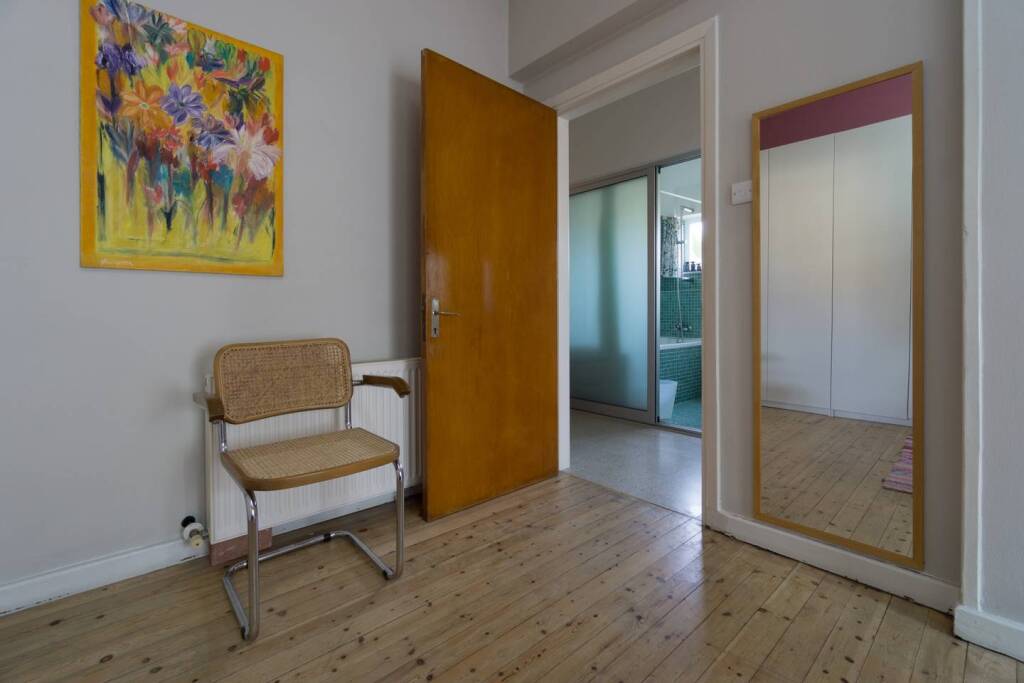 Лимассол: City Center Accomodation For Women - Free Bicycles