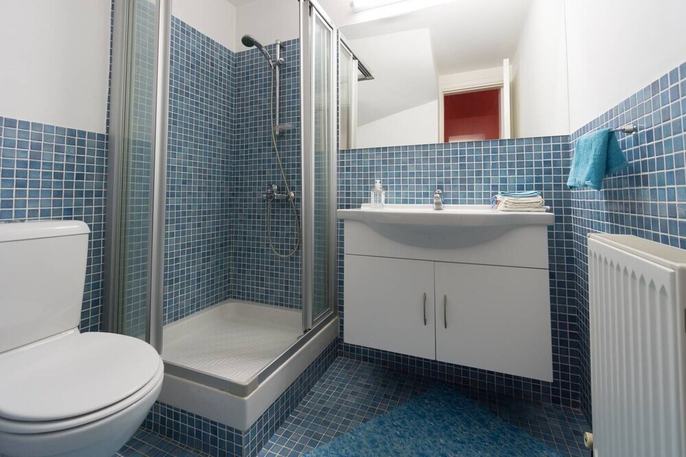 Лимассол: City Center Accomodation For Women - Free Bicycles