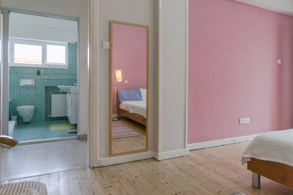 Лимассол: City Center Accomodation For Women - Free Bicycles