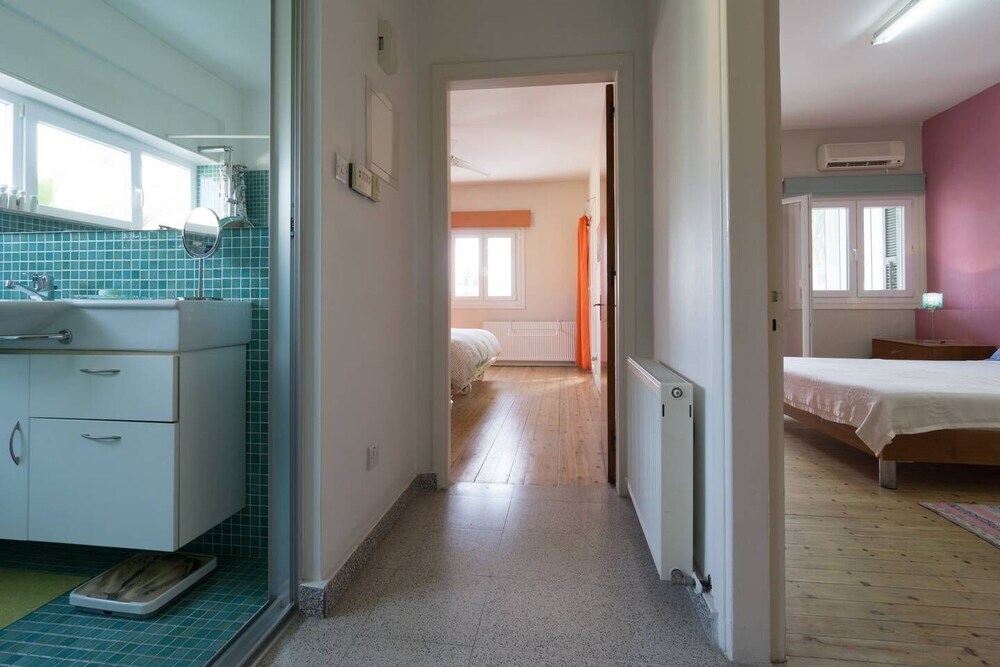 Лимассол: City Center Accomodation For Women - Free Bicycles