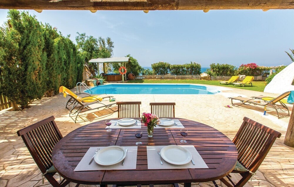 Помос: Awesome Home in Pomos With Wifi and 3 Bedrooms
