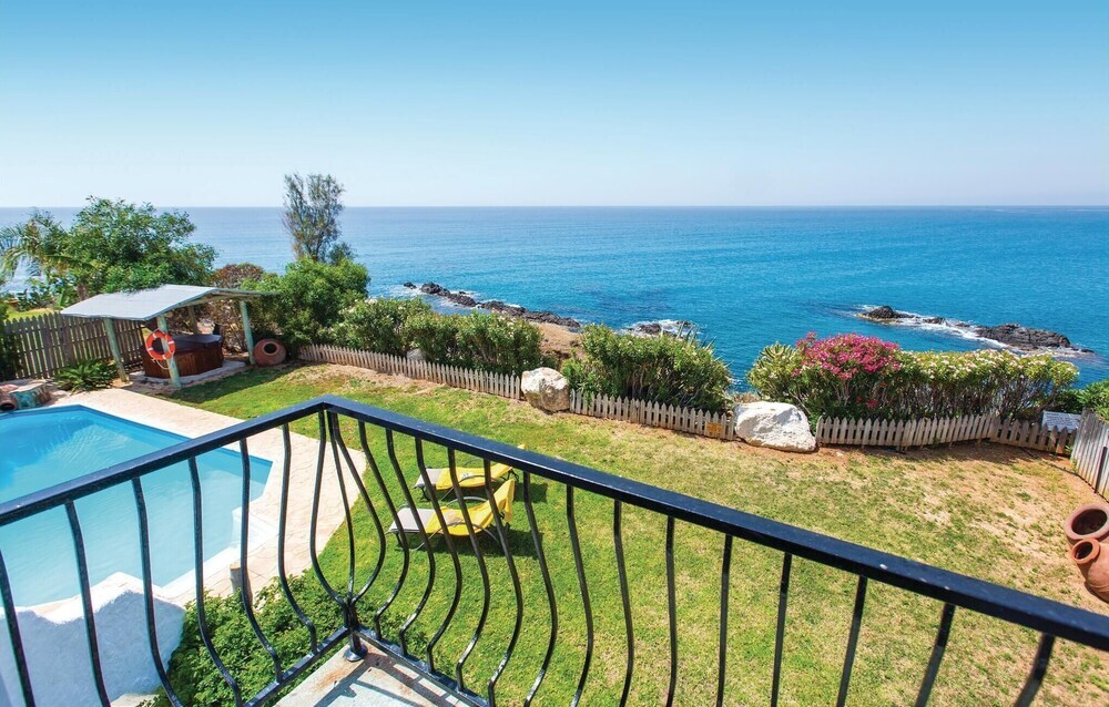 Помос: Awesome Home in Pomos With Wifi and 3 Bedrooms
