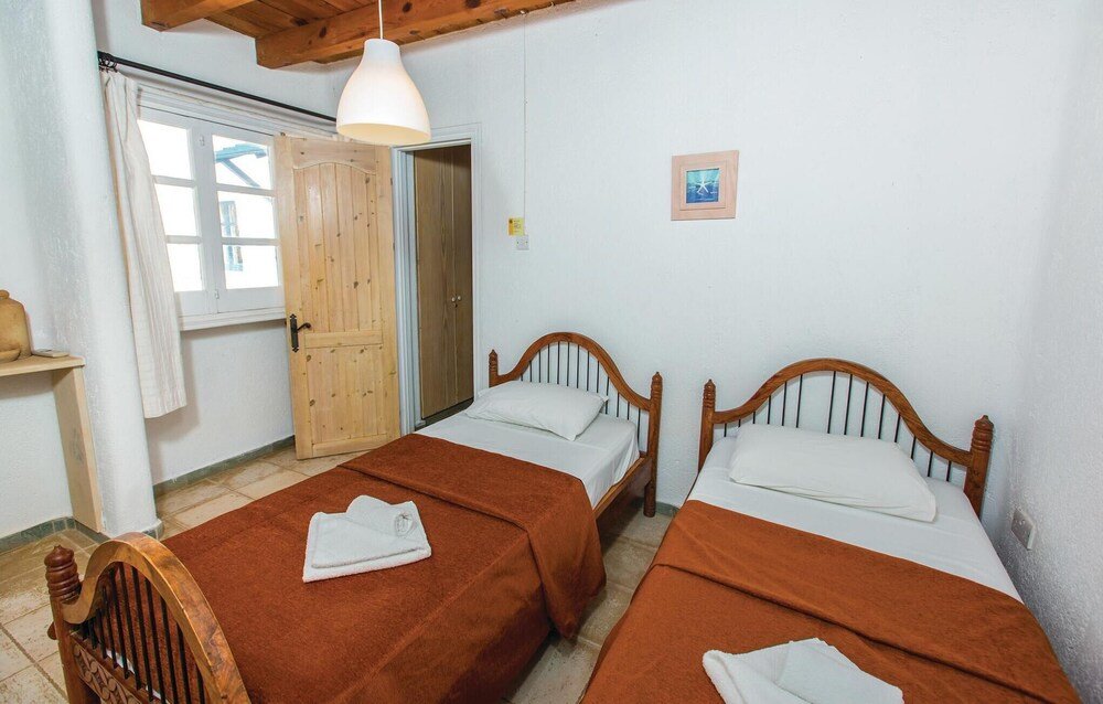 Помос: Awesome Home in Pomos With Wifi and 3 Bedrooms