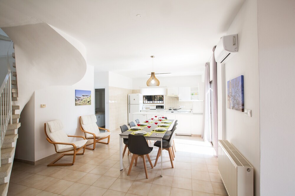 Айя-Напа: Villa Rosie, Modern 4bdr Ayia Napa Villa With Pool