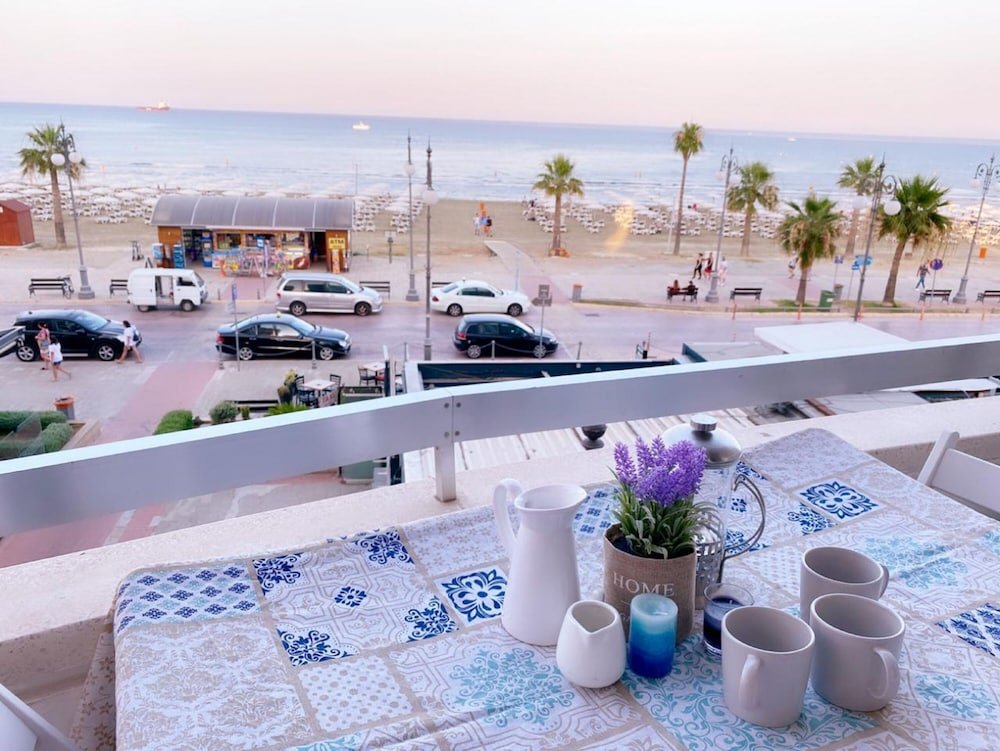 Ларнака: Beach Front Apartment
