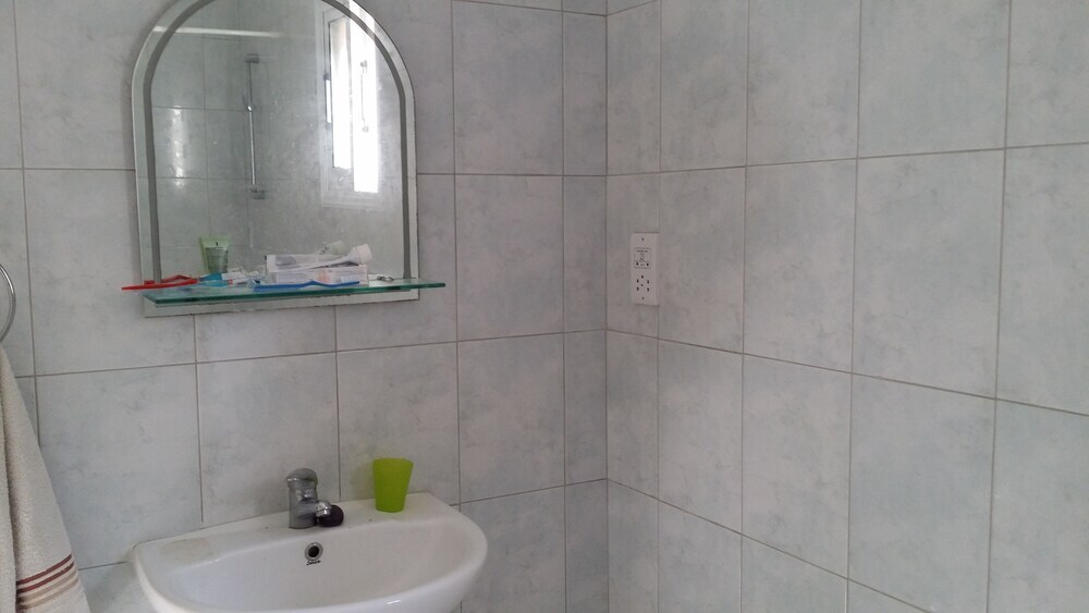 Пафос: Remarkable 1-bed Apartment Limnaria Gardens Paphos