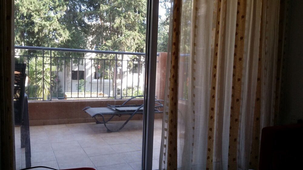 Пафос: Remarkable 1-bed Apartment Limnaria Gardens Paphos