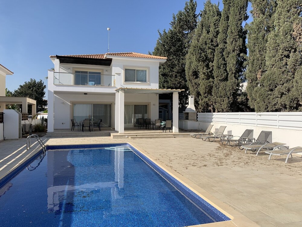 Кити: Beachfront Family Holiday Villa Perivolia