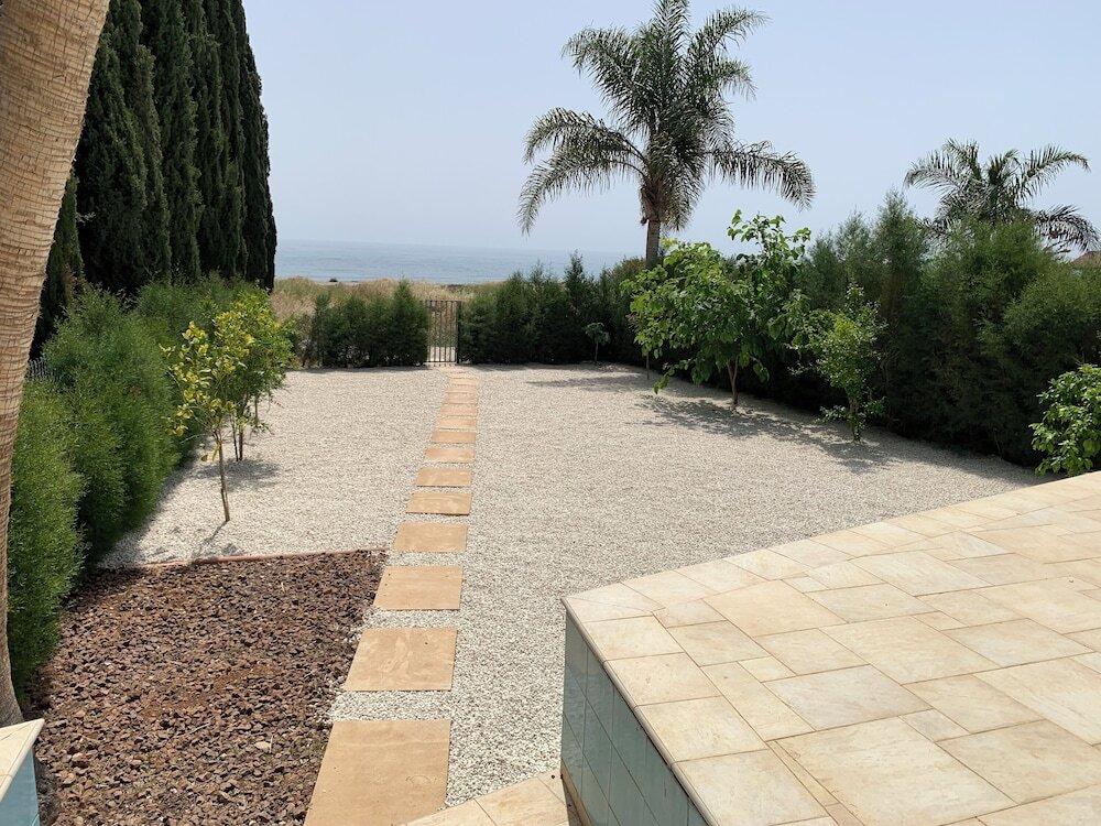 Кити: Beachfront Family Holiday Villa Perivolia