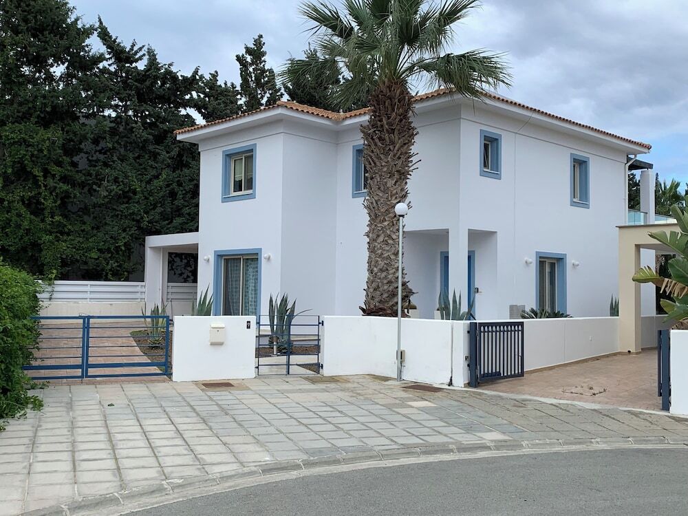 Кити: Beachfront Family Holiday Villa Perivolia