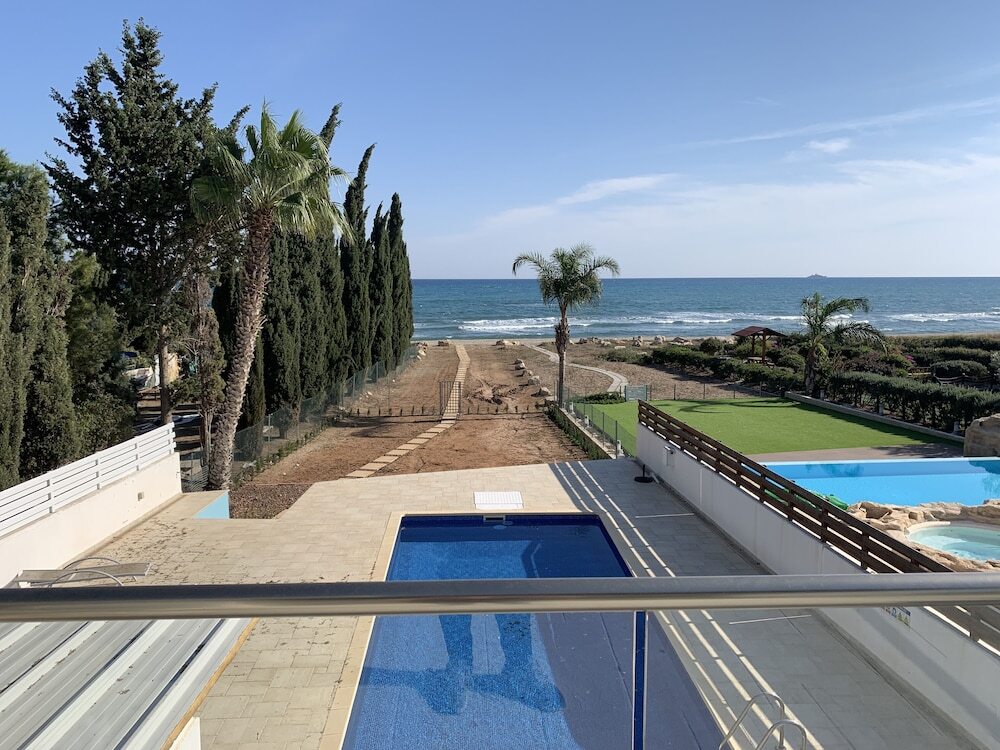Кити: Beachfront Family Holiday Villa Perivolia