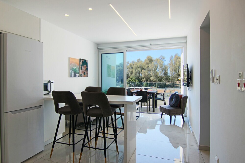 Phaedrus Living: Seaside Executive Flat Harbour 203 — фото 3