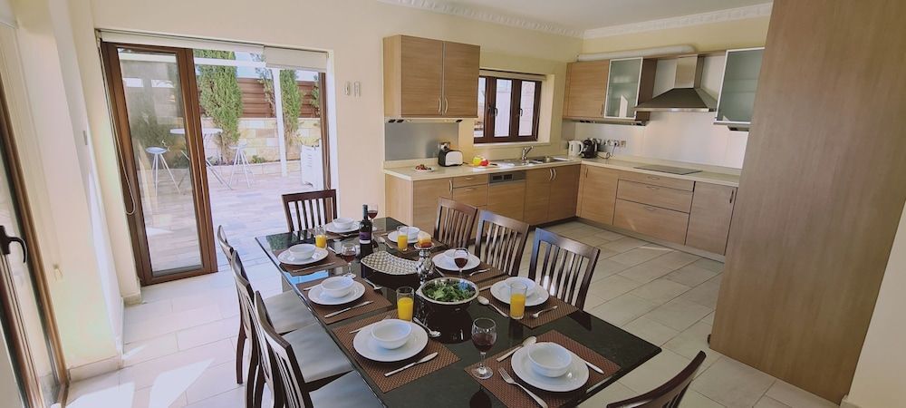Паралимни: Ocean View 4 Br Villa