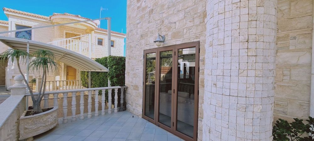 Паралимни: Ocean View 4 Br Villa
