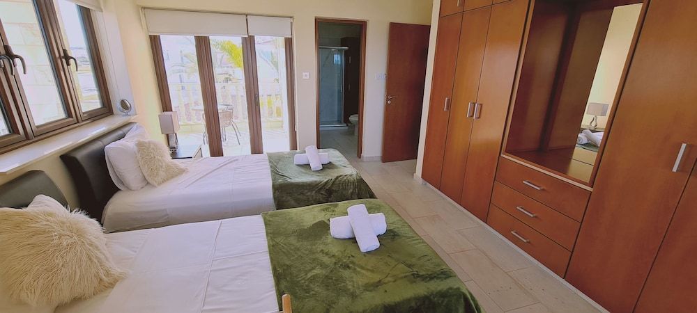 Паралимни: Ocean View 4 Br Villa