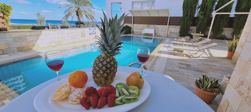 Паралимни: Ocean View 4 Br Villa