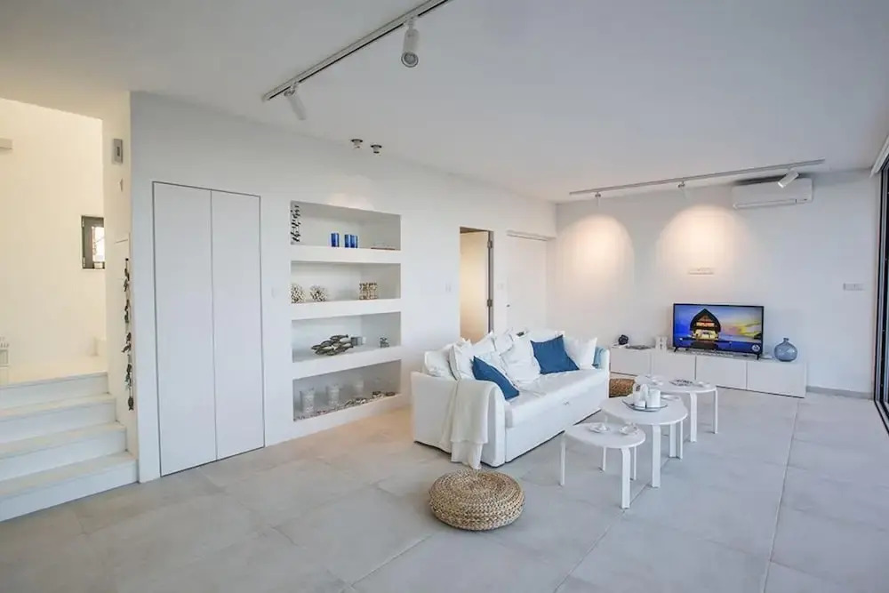Паралимни: Villa Charlize AQ WP7