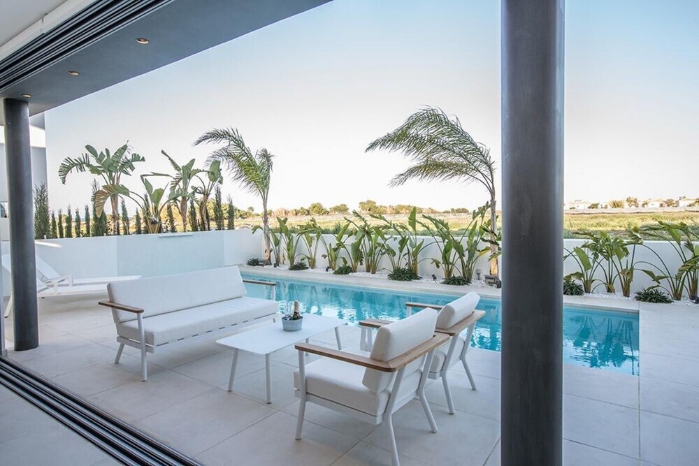 Паралимни: Villa Charlize AQ WP7