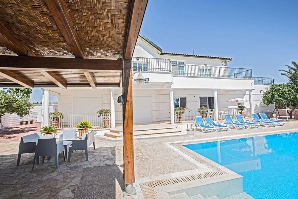 Паралимни: Papas Villa AQ An75