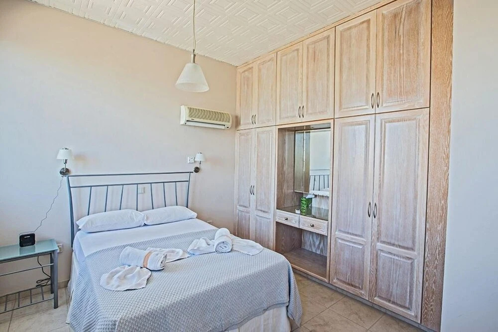 Паралимни: Papas Villa AQ An75