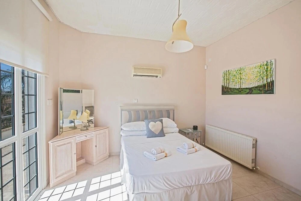 Паралимни: Papas Villa AQ An75