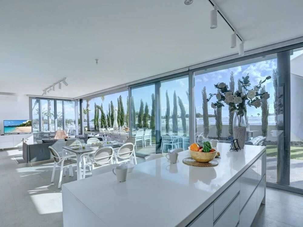Паралимни: Villa Chivon AQ WP8