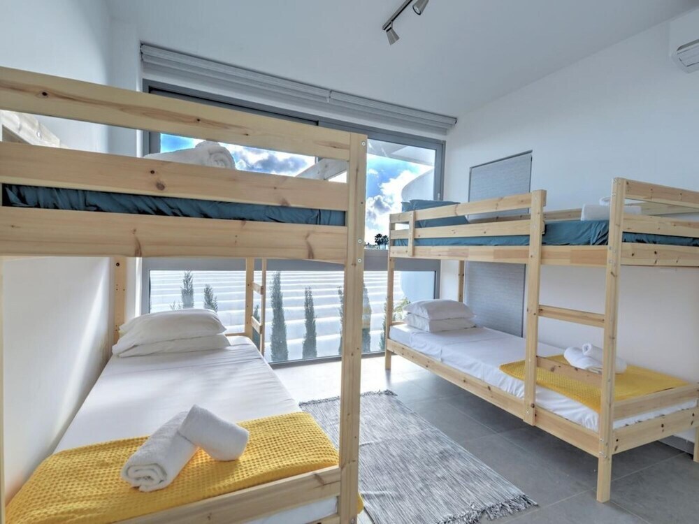 Паралимни: Villa Chivon AQ WP8