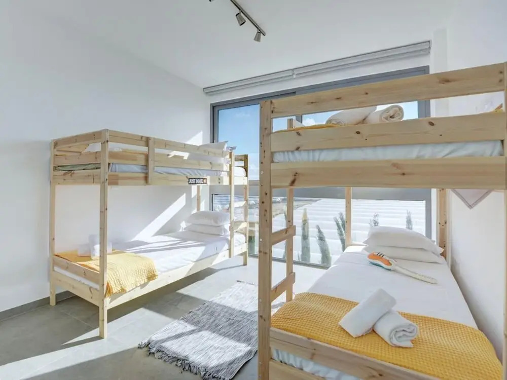 Паралимни: Villa Chivon AQ WP8