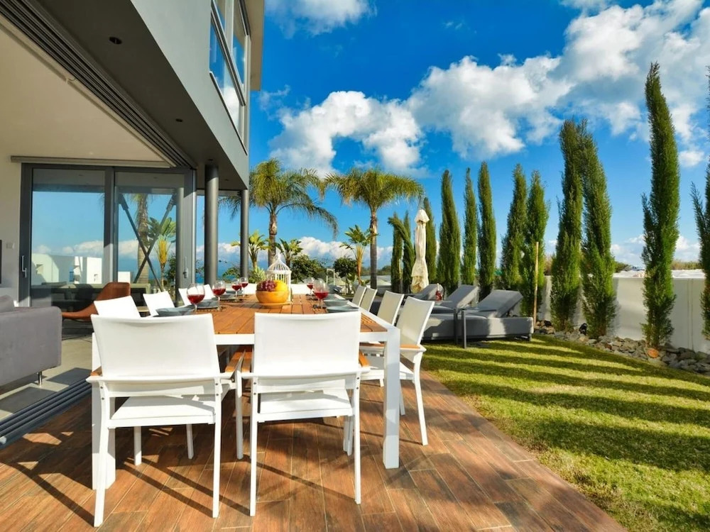 Паралимни: Villa Chivon AQ WP8