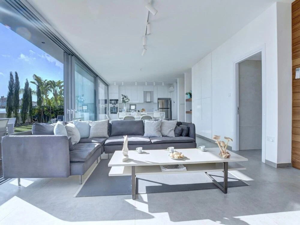 Паралимни: Villa Chivon AQ WP8