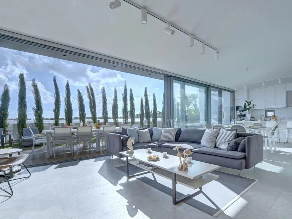 Паралимни: Villa Chivon AQ WP8
