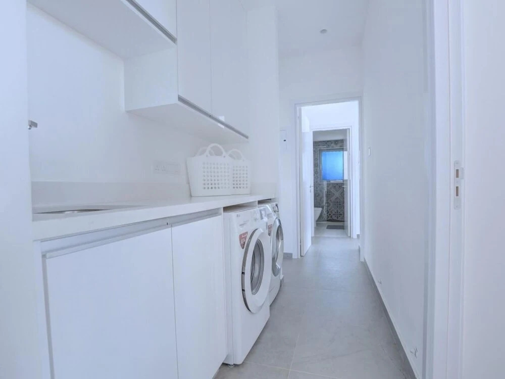 Паралимни: Villa Chivon AQ WP8