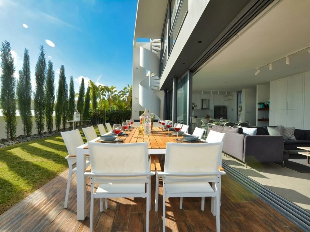 Паралимни: Villa Chivon AQ WP8