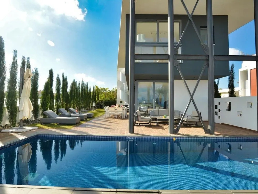 Паралимни: Villa Chivon AQ WP8