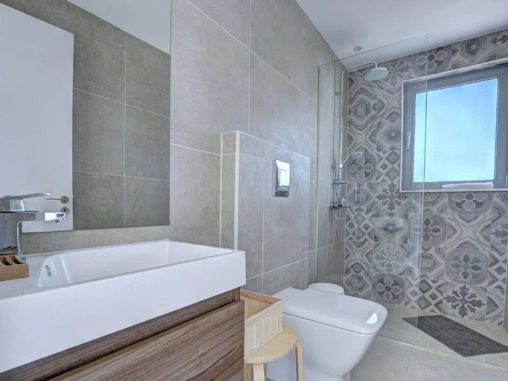 Паралимни: Villa Chivon AQ WP8