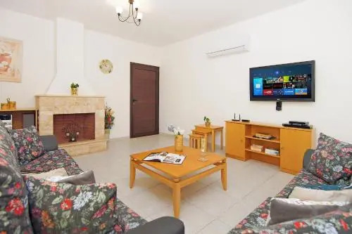 Паралимни: Villa Eve