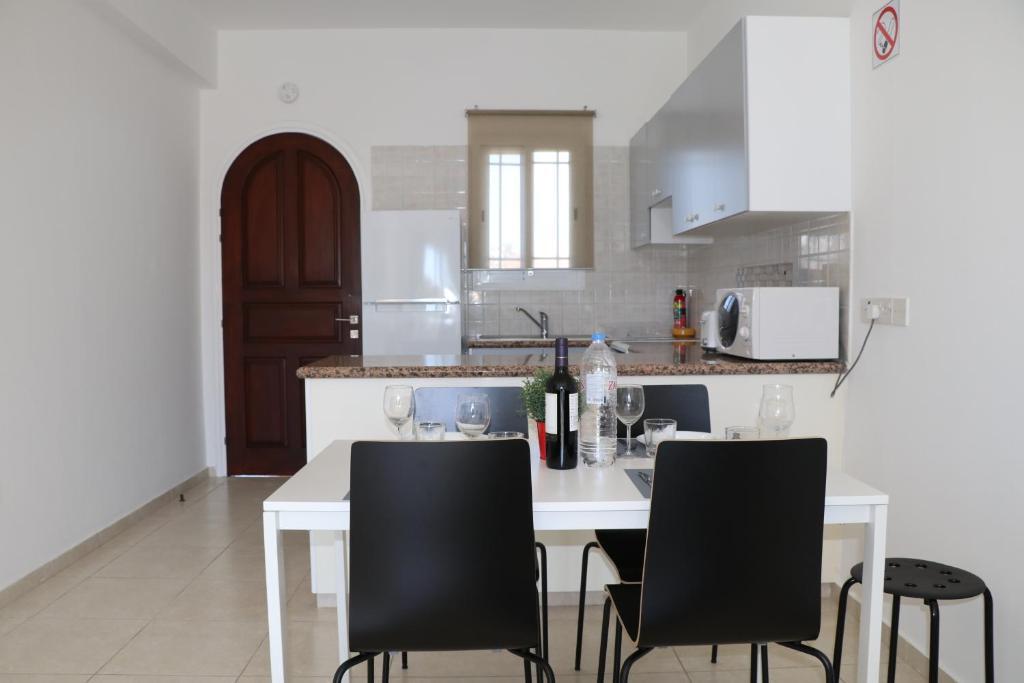 Пафос: Cyking 2 bed Apartment with pool & 10 min to beach