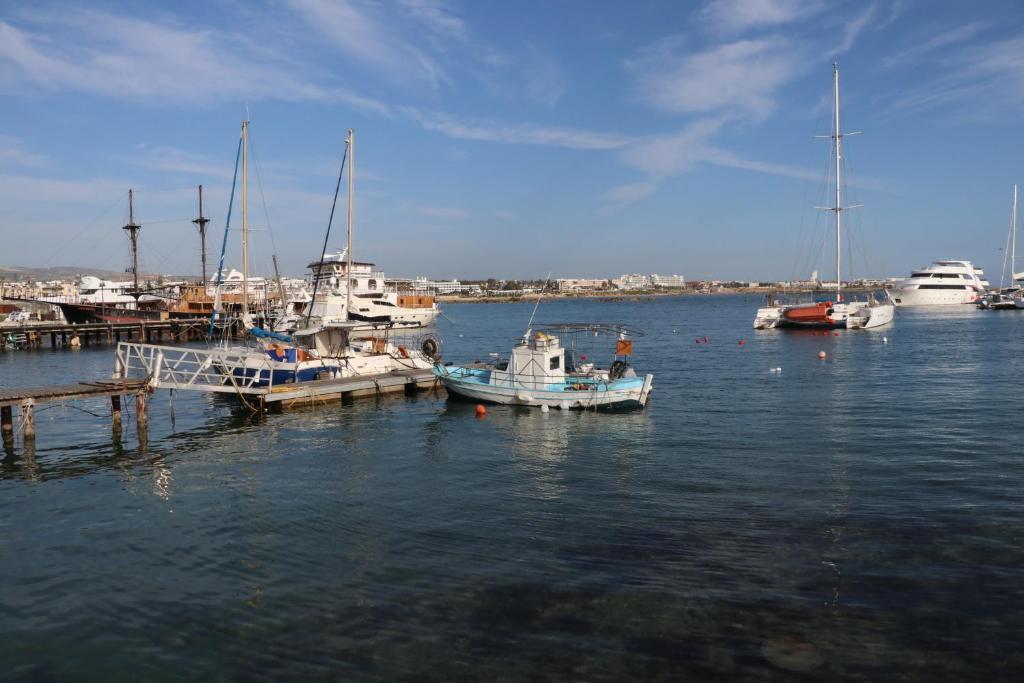 Пафос: Cyking 2 bed Apartment with pool & 10 min to beach