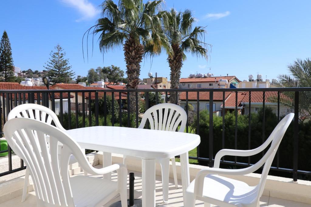 Пафос: Cyking 2 bed Apartment with pool & 10 min to beach